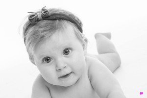 photo-studio-portrait-bebe-9mois-gers-bernede-gros-plan